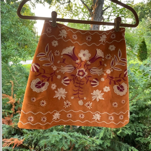 💥 NWT💥 Francesca’s Embroidered Skirt! - Picture 5 of 9